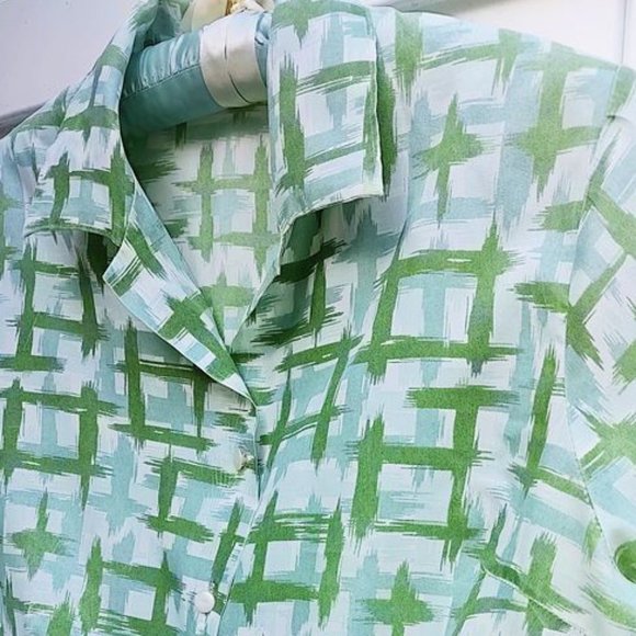 Green Print 1960s Vintage Fitted Short Sleeve Nylon Blouse Button Front - Picture 7 of 11